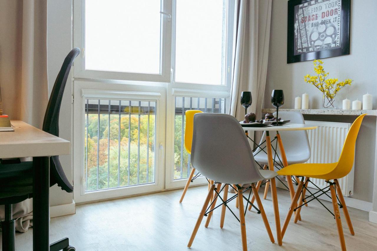 Przechodnia 2 Yellow - Biurko Oraz Wygodny Fotel Do Pracy - Better Rental Варшава Экстерьер фото
