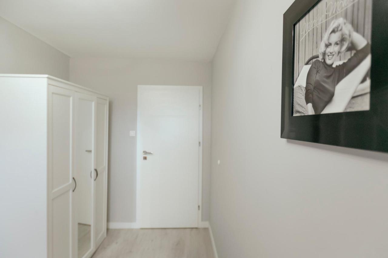 Przechodnia 2 Yellow - Biurko Oraz Wygodny Fotel Do Pracy - Better Rental Варшава Экстерьер фото